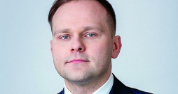 "Mūsu komandas galvenās darbības prioritātes būs vienmērīga visa novada attīstība, reāli izpildāmu mērķu definēšana, atvērta komunikācija ar iedzīvotājiem," sacīja Linards Kumskis.