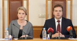 Satversmes tiesas priekšsēdētājs Aldis Laviņš un tiesnese Anita Rodiņa preses konferencē, kurā informē par pieņemto nolēmumu lietā par pastāvīgās uzturēšanās atļaujām Krievijas Federācijas pilsoņiem.
