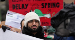 Rīgā aktīvistu grupa dodas gājienā, lai paustu atbalstu Palestīnai.