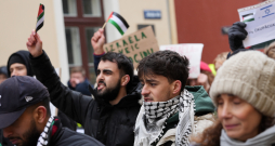 Rīgā aktīvistu grupa dodas gājienā, lai paustu atbalstu Palestīnai.