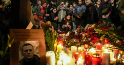 Cilvēki piektdien pulcējās pie Krievijas vēstniecības Berlīnē, lai pieminētu ieslodzījumā mirušo opozicionāru Alekseju Navaļniju. Līdzīgas piemiņas un protesta akcijas notika arī citviet pasaulē.