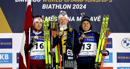 Andrejs Rastorgujevs (no kreisās) kopā ar biatlona superzvaigzni Juhanesu Bē, kā arī franzcūzi Kentēnu Fijonu-Majē uz pasaules čempionāta goda pjedestāla. Rastorgujeva otrā vieta ir Latvijas biatlona lielākais sasniegumus.