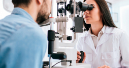 Ja vizītē konstatēta kāda saslimšana vai nopietnas redzes problēmas, optometrists nosūta pacientu pie oftalmologa.