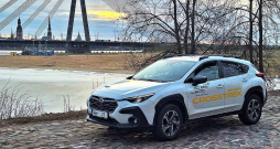 "Subaru Crosstrek" slikta ceļa testu – pārbaudījumu uz Rīgas bruģa – iztur godam.