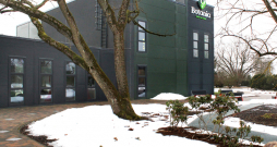 Šajā modernajā ēkā darbojas Baltijā lielākais (1460 kvadrātmetrus plašs) vides izglītības centrs "Botania".