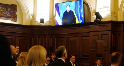 Saeimas ārkārtas sēde sākās ar Latvijas valsts himnu, pēc Ukrainas Verkhovnas radas priekšsēdētāja Ruslana Stefančuka attālinātās uzrunas skanēja Ukrainas valsts himna. Ar klusuma brīdi Saeimas deputāti godināja tos, kuri šajā karā ir zaudējuši dzīvību.