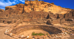 Pueblo Bonito Čako kanjonā, kur kādreiz dzīvoja anasazi, tagad iekļauta UNESCO pasaules kultūras mantojuma sarakstā. Ņūmeksika, ASV.