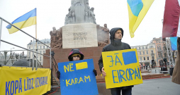 Uz atbalsta pasākumu Ukrainai vairāki cilvēki bija ieradušies kopā ar bērniem.