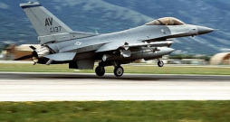 ASV "F-16" paceļas no bāzes Itālijā, kur tie bāzējās Bosnijas kara laikā.