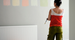 Uzkrāsojot izvēlēto krāsas toni uz vairākām sienām telpā, izvēlē palīdzēs apgaismojums.