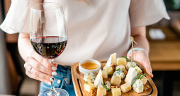 Pasniedzot siera plati ar dažādiem sieriem, jācenšas izvēlēties trīs četras šķirnes, pie kurām pasniedz atbilstīgu vīnu