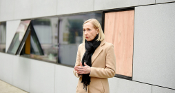 Latvijas Okupācijas muzeja vadītāja Solvita Vība pie muzeja loga, pa kuru iemesta pudele ar degšķidrumu.