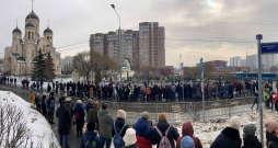 Pie Maskavas Marjinas rajona Dievmātes ikonas "Remdē manas skumjas" baznīcas pulcējas cilvēki, kas vēlas atvadīties no Alekseja Navaļnija. 