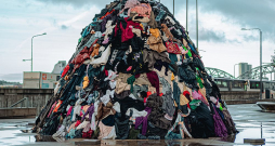 Lai arī Eiropas Savienības direktīvās noteikts, ka tekstila izstrādājumu atkritumu šķirošanas sistēma dalībvalstīs jāievieš no 2025. gada, Latvija ir viena no pirmajām, nosakot sistēmas darbības sākumu pašvaldībās no 2023. gada sākuma, savukārt ražotāju atbildību – no 2024. gada 1. jūlija.