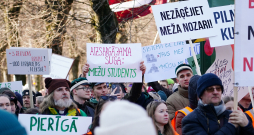 Pie Ministru kabineta notiek lauksaimnieku un meža nozares pārstāvju protesta akcija, piketējot par taisnīgu kompensāciju ieviešanu, ja meža zeme tiek nodota dabas aizsardzībai.