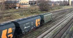 Vilcieni ar uzrakstu "Rusagrotrans", kas pārvadā Krievijas labību, līdz šim Latvijā bija redzami bieži. Vai tagad to kļūs mazāk, vēl grūti spriest, jo aizliegums attiecas uz Krievijas pārtikas preču importu, bet ne tranzītu.