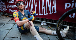 Toms Skujiņš pēc fiziski smagā pārbaudījuma vienas dienas sacensībās "Strade Bianche". Izcīnītā otrā vieta ir 32 gadus vecā carnikavieša lielākais panākums līdzšinējā karjerā.