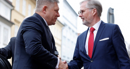 Slovākijas premjerministrs Roberts Fico (no kreisās) un Čehijas premjerministrs Petrs Fiala Višegrādas četrinieka samitā Prāgā 27. februārī.