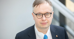 Igaunijas Centrālās bankas ekonomists Pēters Luikmels uzskata, ka valstis pie Baltijas jūras ir gatavas atvadīties no iepriekš uzturētajām ekonomikas saitēm ar Krieviju. Kā priekšrocību viņš uzsver Baltijas valstu nelielo izmēru: "Salīdzinot ar globālo tirgu apmēru, mums pietiek ar pavisam nelieliem eksporta pasūtījumiem, lai pārorientētu savu uzņēmējdarbību."