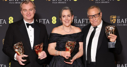 Vislielākās izredzes kļūt par gada labāko filmu ir "Openhaimeram" – tās kontā jau ir septiņas Britu kinoakadēmijas (BAFTA) balvas. Attēlā no kreisās: režisors Kristofers Nolans un producenti Emma Tomasa un Čārlzs Rovens 18. februārī BAFTA ceremonijā.