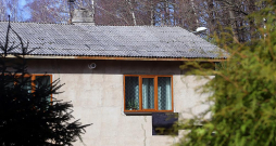 Tipisks padomjzemes mantojums – azbesta šīfera jumts.