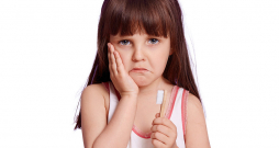 Vecāki ir atbildīgi par bērna veselību, tajā skaitā zobu uzturēšanu kārtībā.