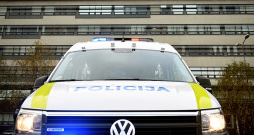 … var iztikt bez miljoniem. Ar pareizu kravas transporta lieguma ceļa zīmi un centīgu vienas policijas ekipāžas darbu. … var iztikt bez miljoniem. Ar pareizu kravas transporta lieguma ceļa zīmi un centīgu vienas policijas ekipāžas darbu.