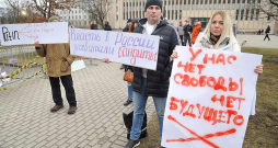 Iepretim Krievijas vēstniecības ēkai Rīgā notika protesta akcija pret Putinu un viņa režīmu.