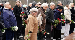 Leģionāru piemiņas gājiena dalībnieki pie Brīvības pieminekļa Rīgā.