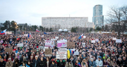Bratislavā 15. martā notika demonstrācija pret Slovākijas valdības plāniem reorganizēt sabiedrisko raidorganizāciju.