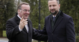 Polijas un Vācijas aizsardzības ministri Vladislavs Kosiņaks-Kamišs (no labās) un Boriss Pistoriuss.