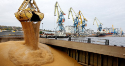Graudu iekraušana kravas kuģī Krievijas okupētajā Ukrainas pilsētā Mariupolē pagājušā gada oktobrī. Nevar izslēgt, ka arī okupētajās teritorijās Ukrainā nolaupītie graudi no Krievijas nonākuši Eiropas tirgū.