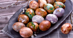 Olu krāsošana ir daļa no Lieldienu maģijas. Visvērtīgākās skaitās sarkanas olas, jo senlaikos tādas bija grūti nokrāsot. Olu krāsošana ir daļa no Lieldienu maģijas. Visvērtīgākās skaitās sarkanas olas, jo senlaikos tādas bija grūti nokrāsot.