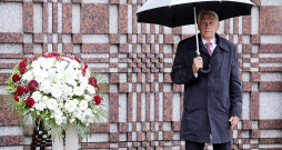 Latvijas politiski represēto valdes priekšsēdētājs Ivars Kaļķis piemiņas pasākumā pie piemiņas memoriāla "Vēstures taktils".