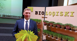 "Viens no mūsu uzdevumiem ir ne tikai veselīgu pārtiku saražot, bet par to arī izglītot sabiedrību," ilggadējais Latvijas Bioloģiskās lauksaimniecības asociācijas vadītājs Gustavs Norkārklis pagājušajā nedēļā novēlēja savam pēctecim šajā amatā, jo pats nolēmis vairāk pievērsties savas bioloģiskās saimniecības attīstīšanai Preiļu novadā.