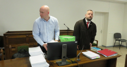 Apsūdzētais Dāvis Krēziņš (no kreisās) un viņa advokāts Latgales rajona tiesā Rēzeknē pagājušajā nedēļā.
