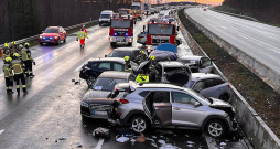 Ja nav modrības, neglābj arī visaugstākā līmeņa infrastruktūra. Vācijā uz maģistrāles A3 ap 40 automobiļu sadursmi (divi bojāgājušie, 17 ievainoti) izraisīja divi pirmie, kas skatījās nevis uz priekšu, bet blenza uz kādu barjerā pavirši iestūrējušo.