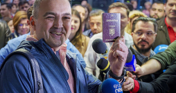 Anrī Koandas starptautiskajā lidostā Bukarestē svētdien ieradās pirmie ceļotāji, kuriem pēc Rumānijas pievienošanās Šengenas zonai nebija jāiziet robežkontrole.