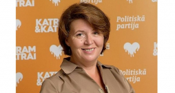 Inga Tuhbatova 2022. gadā kandidēja Saeimas vēlēšanās no tolaik Alda Gobzema vadītās partijas "Katram un katrai" saraksta.