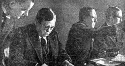 A. Bīlmanis (otrais no kreisās) paraksta līguma pagarināšanu.