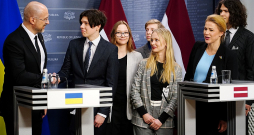 Ukrainas premjerministra Denisa Šmihaļa (no kreisās) un Latvijas premjeres Evikas Siliņas (no lapās) kopīgo preses konferenci Ministru kabinetā varēja vērot arī «Ēnu dienas» dalībnieki, ar kuriem Ukrainas premjers sasveicinājās un nofotografējās.