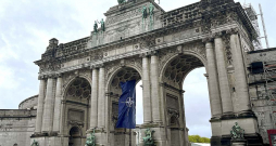 NATO galvenā mītne ir Briselē. Par godu NATO 75. gadadienai organizācijas karogs plīvo Briseles Piecdesmitgades parka arkā.