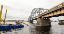 Uzsākta pirmā "Rail Baltica" tilta balsta izbūve Daugavā.