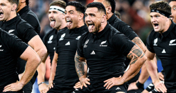 Jaunzēlandes regbija izlases spēlētāji izpilda “Kapa o Pango maori haka” Pasaules kausa izcīņas laikā 2023. gada oktobrī.