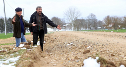 Krustpils pagasta pārvaldes tehniskais darbinieks Modris Zarkevičs (no labās) un lauksaimnieks Andris Felss pie labotā vietējās nozīmes Zeļķu ceļa posma.