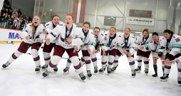 Latvijas valstsvienības hokejistes priecājās par otro vietu "Volvo" sporta centrā notikušajā pirmās divīzijas B grupas pasaules čempionātā. Latvijas dāmas šogad ir 18. labākā sieviešu izlase pasaulē.