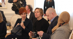 "Latvijas Radio 4" direktore Ilona Madesova (no kreisās) piedalās diskusijā Rīgas pilī par sabiedrisko mediju turpmāko attīstību.