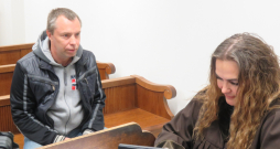 Apsūdzētais taksometra vadītājs Sergejs Sidorovs un viņa advokāte Inese Šulte tiesas sēdē.