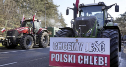 "Gribam ēst poļu maizi!" liecina plakāts zemnieku protesta akcijā Polijā šī gada marta beigās. Eiroparlamenta vēlēšanu tuvums ES institūcijām liek laipot starp nepieciešamību palīdzēt Ukrainai un pašmāju lauksaimnieku prasībām.