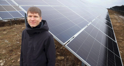 "Latvija var daudz ko mācīties no Igaunijas un Lietuvas kļūdām. Visu trīs valstu valdībām un par enerģētikas nozari atbildīgajām institūcijām, ir jānāk pretī uzņēmējiem, kas īsteno atjaunojamās enerģijas projektus, un vairāk tie jāatbalsta," uzskata Igaunijas uzņēmuma "Smartecon" dibinātājs un izpilddirektors Magno Kūre.